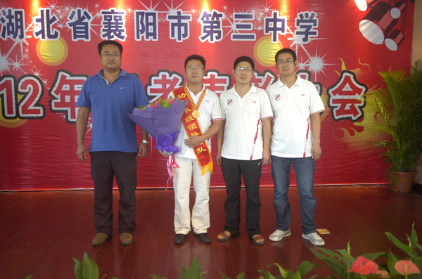 高三年級(jí)組：年級(jí)主任梁智杰，副主任陳顯紅、張勇、馬寧。這是一個(gè)特別能戰(zhàn)斗的年級(jí)，他們信奉“要有作為，不能無(wú)為”，做比不做好，多做比少做好。本著這一宗旨，他們狠抓細(xì)節(jié)，管理不斷創(chuàng)新，2012屆高考的成功就是對(duì)他們最好的證明.jpg